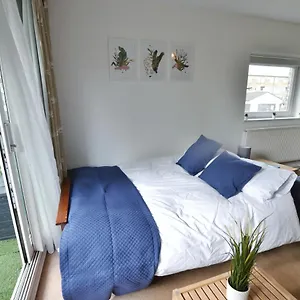 Garden Tower Flat Apartment London